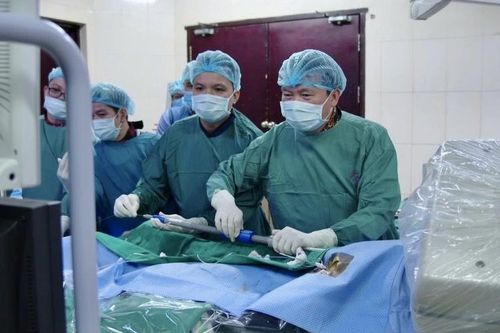 Thầy thuốc tim mạch Việt Nam phối hợp cứu người bệnh trong gang tấc