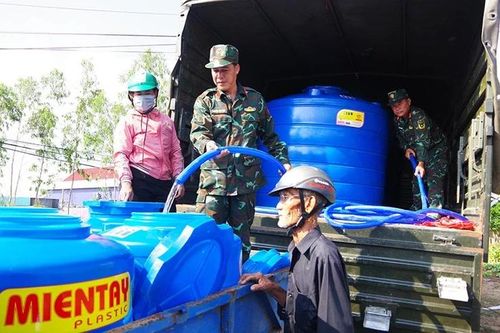 Hỗ trợ nước và dụng cụ chứa nước cho người dân vùng hạn mặn tỉnh Sóc Trăng