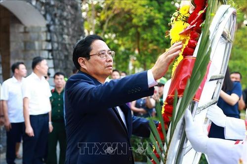Thủ tướng dâng hương tưởng niệm các Anh hùng, liệt sĩ tại Điện Biên Phủ