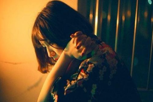 Đang dự tiệc liên hoan cuối năm thì mẹ chồng gọi điện báo tin chồng ngất xỉu, tôi vội vã chạy về thì tức đến sôi người khi thấy cảnh tượng trước mắt
