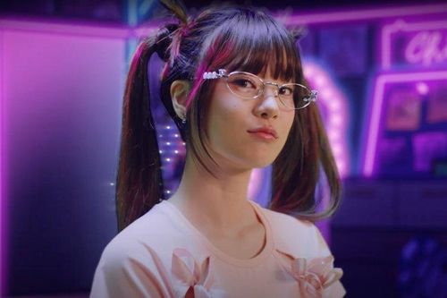 Hoàng Yến Chibi đầy 'thái độ', bị 'trai đẹp nhiều tiền' ngáng đường trong teaser MV 'Sốc Nhiệt'