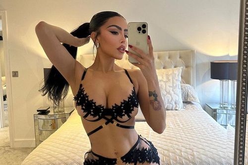 'Ngộp thở' trước thân hình của siêu mẫu 'nghiện xăm mình'