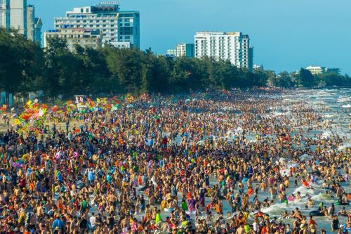 Vì sao Sầm Sơn liên tục đông nghẹt khách dịp lễ, Phú Quốc vắng khách nội địa?