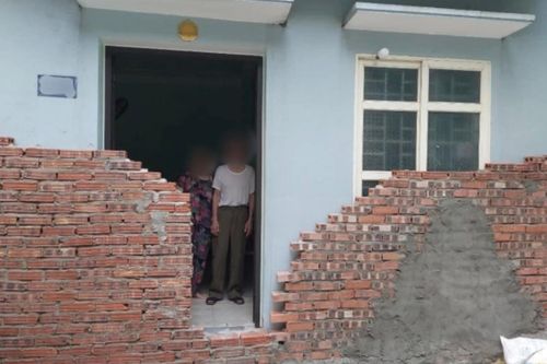Hé lộ sự thật ông cụ bà đứng thẫn thờ trong ngôi nhà bị hàng xóm xây tường bịt kín cửa