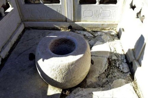 Lý do bất ngờ giếng cổ chứa đầy vàng bạc, châu báu nhưng không ai vớt lên