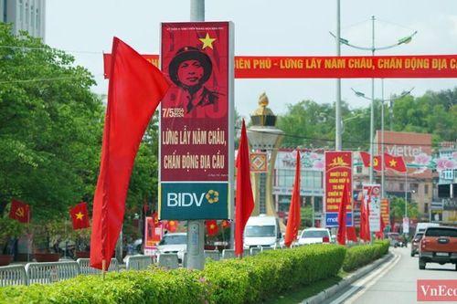 Điện Biên Phủ tưng bừng cờ hoa, tấp nập du khách trước ngày đại lễ