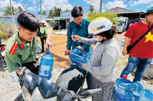 Mát lòng những giọt nước nghĩa tình