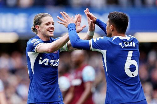 Vùi dập West Ham, Chelsea vượt MU trên bảng xếp hạng
