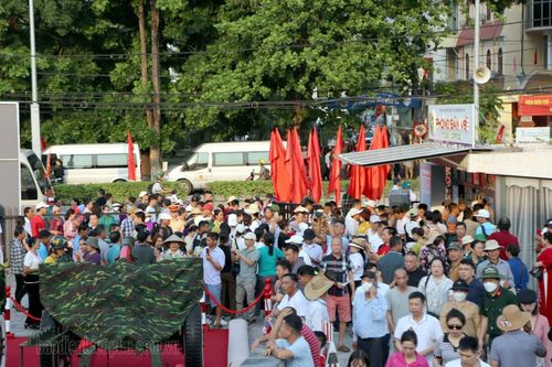 Người dân và du khách đổ dồn về trung tâm TP. Điện Biên Phủ