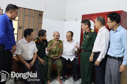 Phó bí thư Tỉnh ủy Quản Minh Cường thăm, tặng quà chiến sĩ Điện Biên tại huyện Xuân Lộc