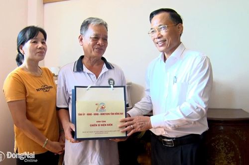 Trưởng ban Tuyên giáo Tỉnh ủy Phạm Xuân Hà thăm, tri ân chiến sỹ Điện Biên