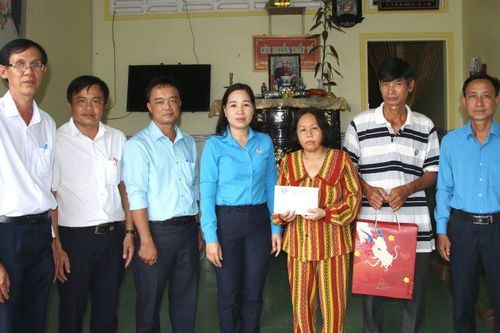 Thăm, tặng quà đoàn viên Công đoàn có hoàn cảnh đặc biệt khó khăn