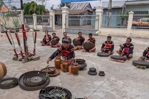 Người Jrai ở phường Đoàn Kết cúng bộ chiêng mới