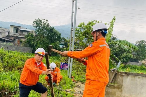 Điện lực Bát Xát xuyên đêm khắc phục sự cố dông lốc