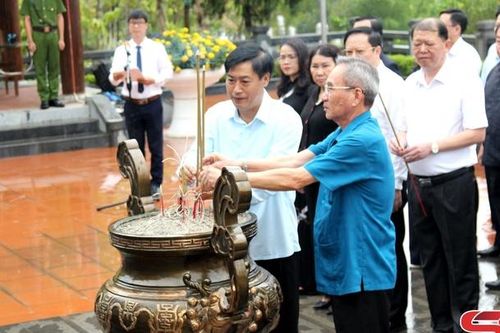 Dâng hương, dâng hoa Tượng đài Bác Hồ với đồng bào các dân tộc Tây Bắc và Đền thờ Bác Hồ
