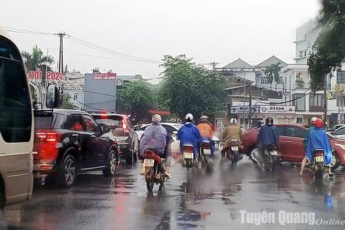 Tắc đường cục bộ tại ngã ba đường Phan Thiết và đường 17-8