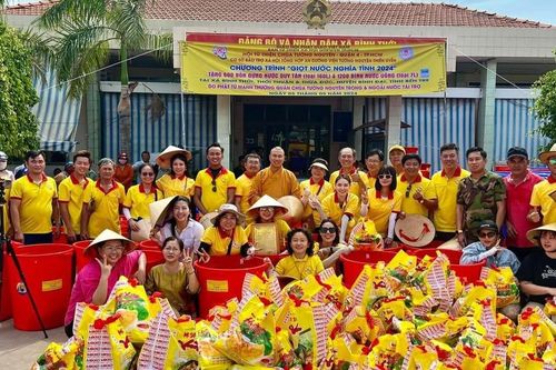 Hội Từ thiện chùa Tường Nguyên tặng 1.000 phần quà đến người dân H.Ba Tri và H.Bình Đại