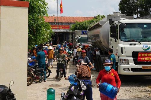 Chùa Thiền Tôn 2, Minh Giác và Bửu Đà chia sẻ nước sạch đến bà con vùng hạn mặn tại Bến Tre