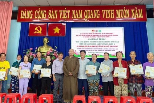 Chùa Vạn Liên (Q.8) trao quà đến người nghèo trên địa bàn quận và H.Cần Đước