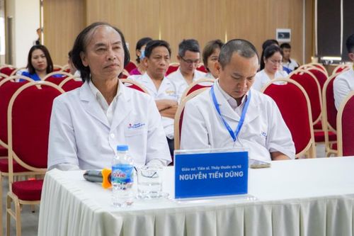 Vĩnh Phúc: Giáo sư của Đại học California Hoa Kỳ khám chữa bệnh tại Bệnh viện hữu nghị Lạc Việt