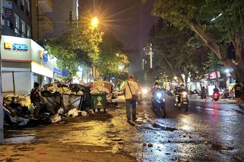 Điểm tập kết rác lâu ngày không được tẩy rửa gây ô nhiễm môi trường nghiêm trọng