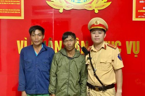 Giúp đỡ hai người đàn ông dân tộc Khơ Mú về với gia đình