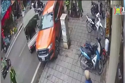 Tìm bị hại vụ xe bán tải bỏ chạy gây tai nạn