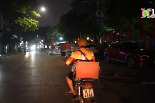 Những người làm nghề giao đồ ăn đêm