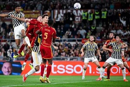 Juventus chia điểm với AS Roma trên sân nhà