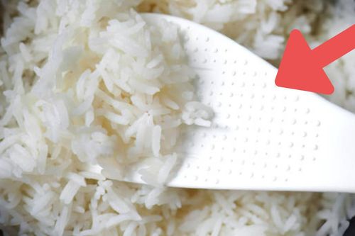 Các chấm sần trên muôi xới cơm có tác dụng gì?