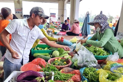 Công nhân Đà Nẵng lo 'lương chưa tăng, giá cả đã phi mã'