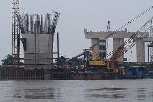 Sau 7 tháng thi công, cầu vượt sông Đáy ở Nam Định đang dần lộ diện