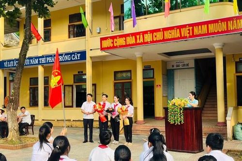 Tuyên dương 5 học sinh trả lại đồ cho người đánh rơi