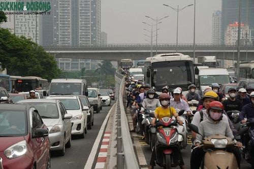 Xung đột dòng phương tiện trong ngày đầu thông xe cầu vượt Mai Dịch