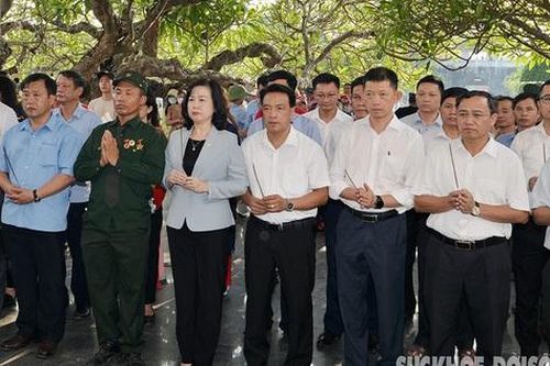 Bộ trưởng Đào Hồng Lan dâng hương tưởng nhớ các Anh hùng, liệt sĩ tại Điện Biên Phủ