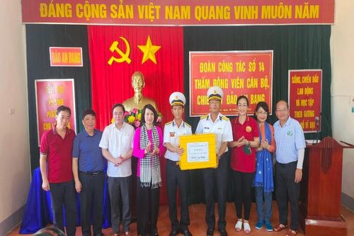 Bộ Y tế đẩy mạnh phát triển y tế biển đảo, chăm sóc sức khỏe thân nhân cán bộ, chiến sĩ Trường Sa
