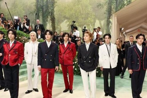 Stray Kids biểu cảm tự tin, nghi bị nhiếp ảnh giễu cợt trên thảm đỏ Met Gala 2024