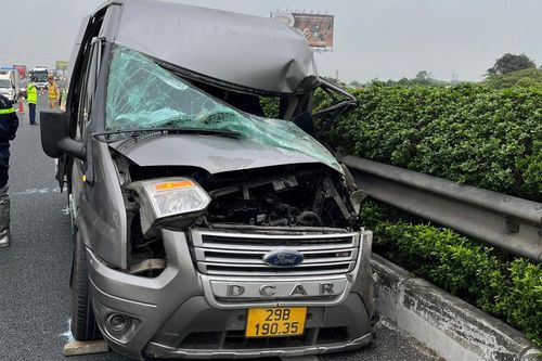 Kịp thời cứu lái xe mắc kẹt do bị tai nạn trên cao tốc