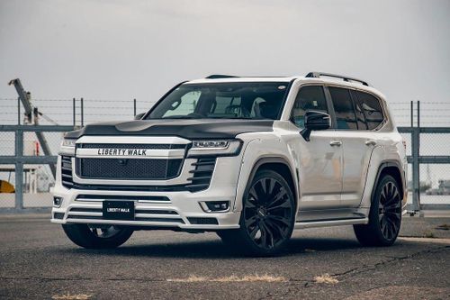 Toyota Land Cruiser 300 hầm hố với gói độ thân rộng từ Liberty Walk
