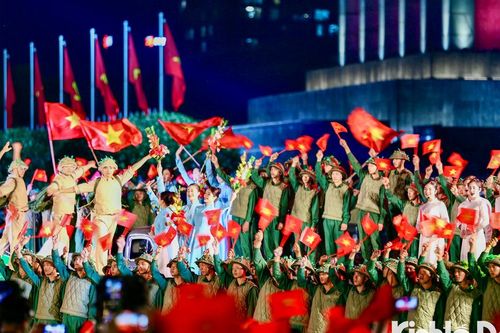 Toàn cảnh điểm cầu Hà Nội hòa cùng chương trình 'Dưới lá cờ Quyết Thắng'