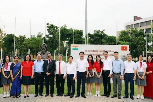 Dâng hoa tưởng nhớ Đại thi hào Tagore