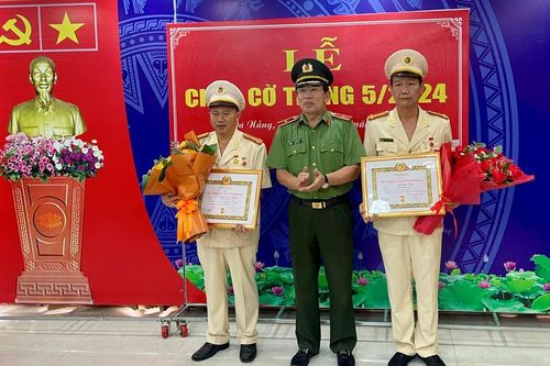 2 đảng viên thuộc Đảng bộ Công an TP Đà Nẵng được trao Huy hiệu 30 năm tuổi Đảng
