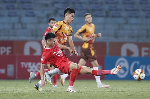 Vòng 16 V.League nhìn lại: Mơ khách đường xa...