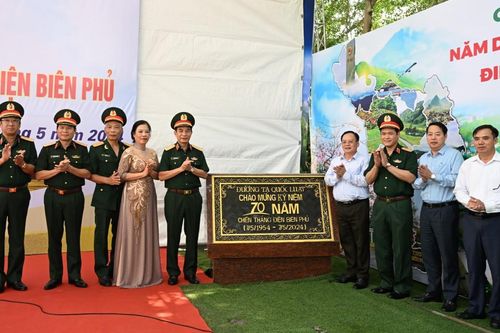 Tổ chức lễ gắn biển tên đường Tạ Quốc Luật tại Điện Biên
