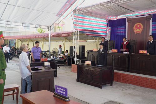 Lãnh 2 năm tù vì tội môi giới cho người khác trốn đi nước ngoài