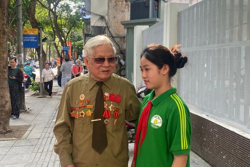 Học sinh Ba Đình vinh dự được giao lưu với chiến sĩ Điện Biên