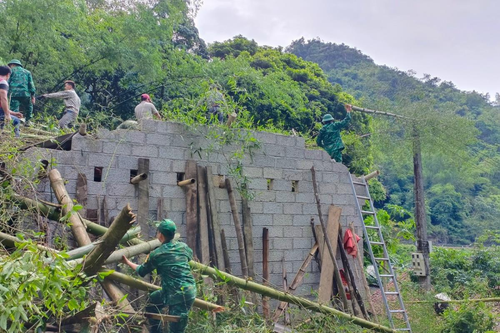 Giúp dân khắc phục hậu quả dông lốc