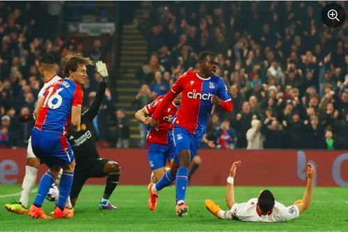 Man Utd thảm bại trước Crystal Palace ở vòng 36 Ngoại hạng Anh