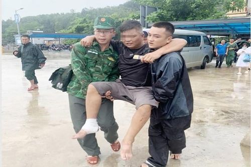 Cứu 4 ngư dân trên xuồng cao tốc bị cháy ở Quảng Ninh