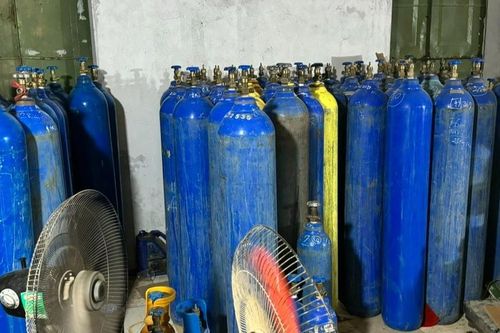 Đột kích kho bỏ hoang, thu giữ hơn 340 bình 'khí cười' ngụy trang tinh vi